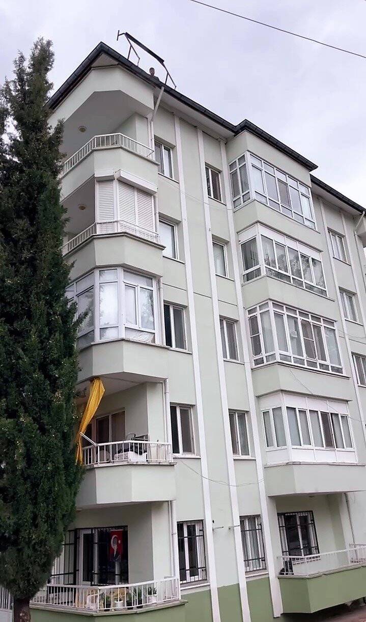 Güneş enerjisini söküp binadan aşağıya fırlattı