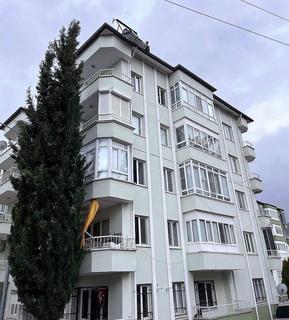 Güneş enerjisini söküp binadan aşağıya fırlattı