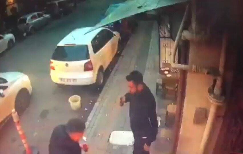 ilahlı saldırıya uğradılar, sonrasında çaylarını yudumlamaya devam ettiler