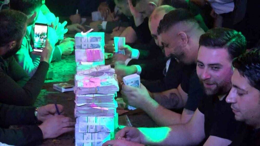 Sünnet düğününde milyonlar havada uçuştu