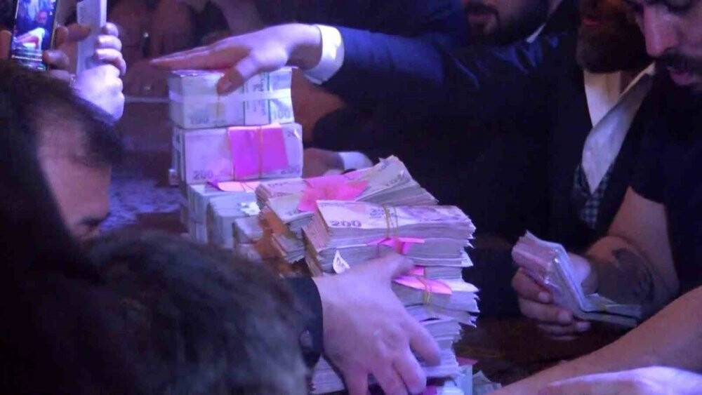 Sünnet düğününde milyonlar havada uçuştu