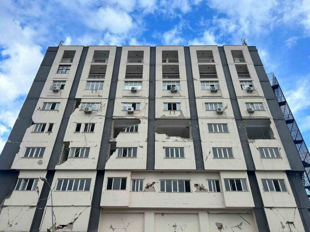 Adana Ceyhan’ın en büyük binası kontrollü olarak yıkıldı