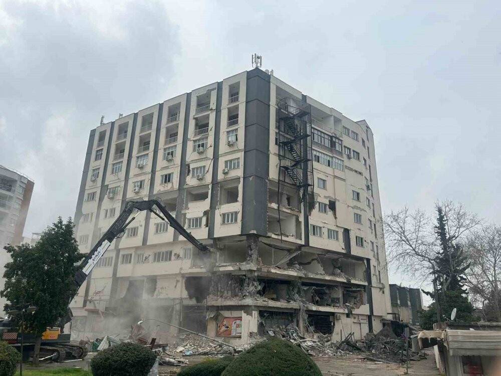 Adana Ceyhan’ın en büyük binası kontrollü olarak yıkıldı