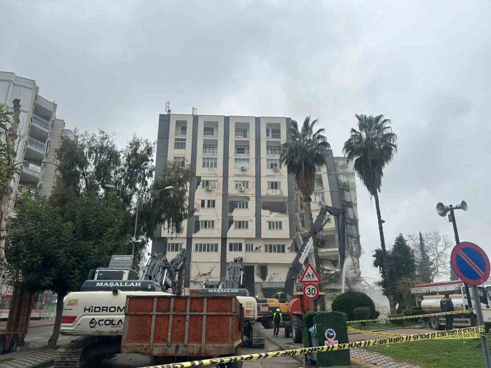 Adana Ceyhan’ın en büyük binası kontrollü olarak yıkıldı