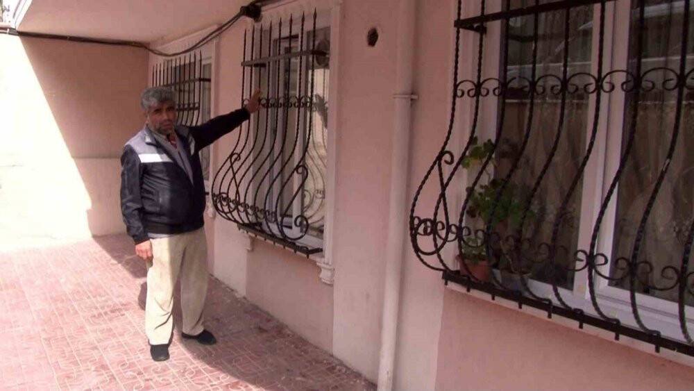 Dairenin camına bir paket yumurta atıp kaçtılar