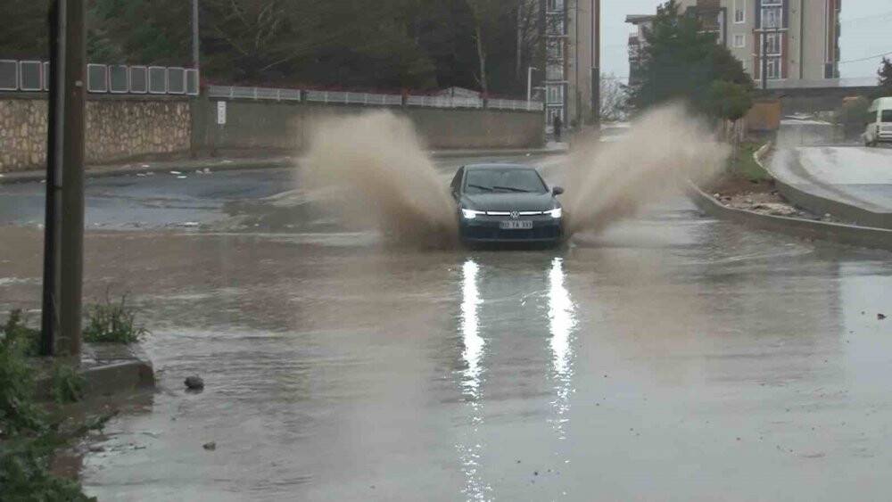 Deprem bölgesinde kuvvetli yağış