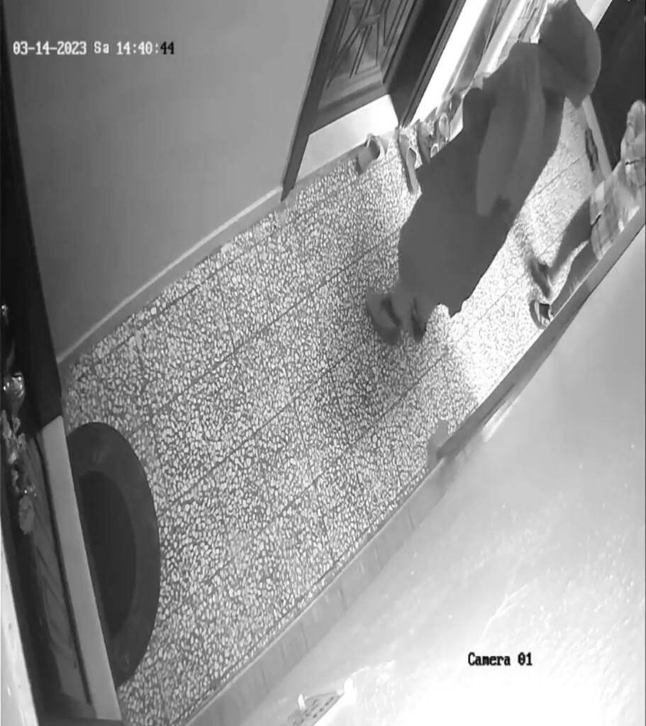 Güvenlik kamerasını fark eden şüpheli kadın adeta şok geçirdi