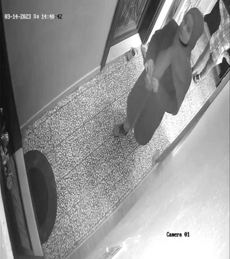 Güvenlik kamerasını fark eden şüpheli kadın adeta şok geçirdi