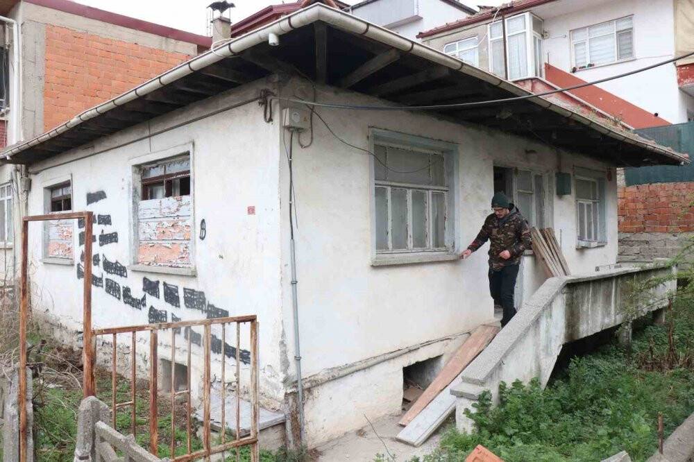 Hırsızlık yaptıkları evin duvarına ‘baba hakkını helal et’ yazdılar