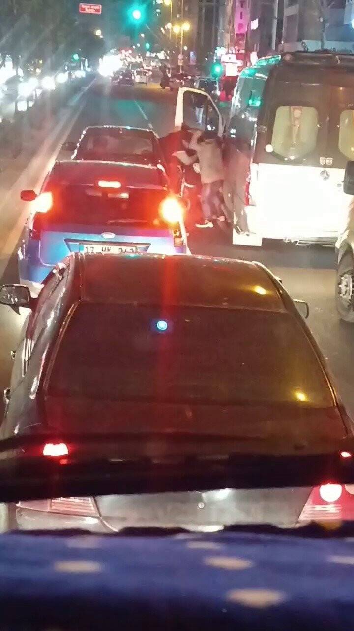 İstanbul'da yol verme tartışmasında tekme tokat kavga