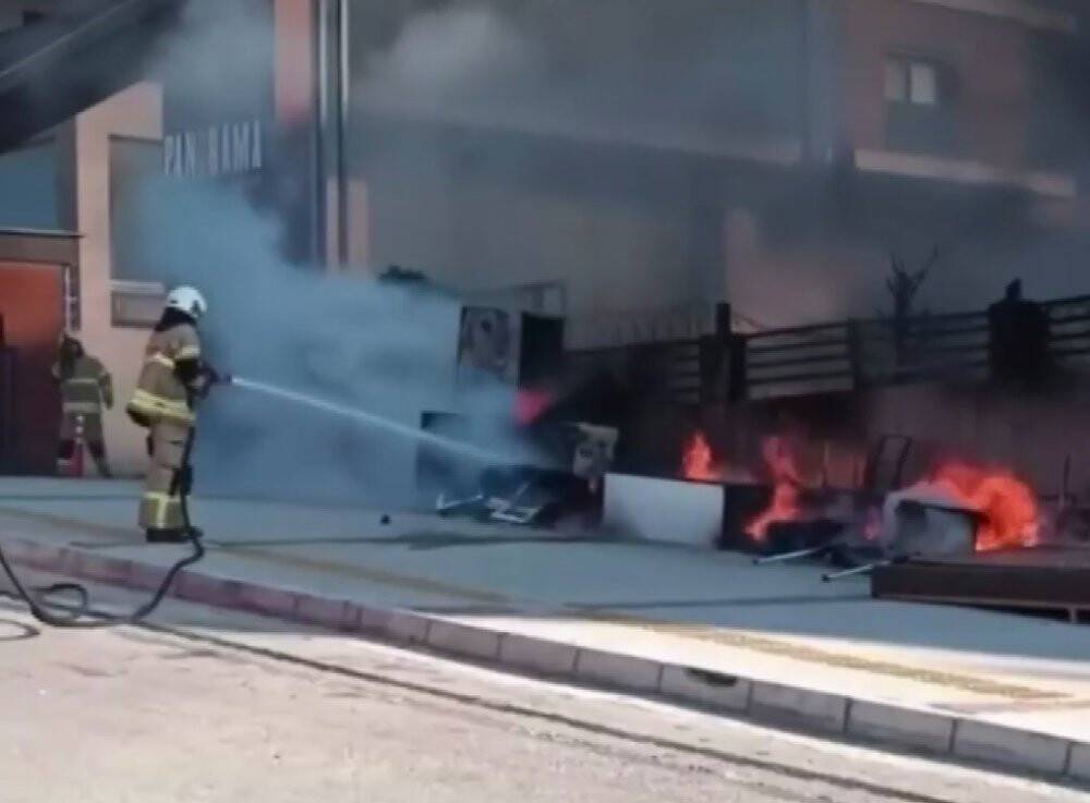 İşten çıkarılan apartman görevlisi bütün eşyalarını yaktı