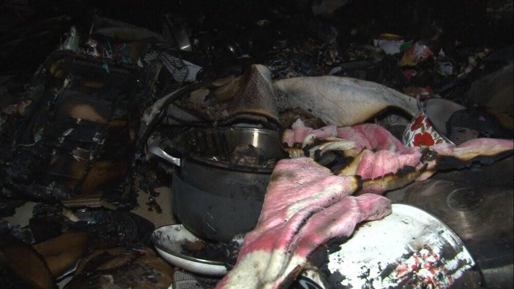 İşten çıkarılan apartman görevlisi bütün eşyalarını yaktı