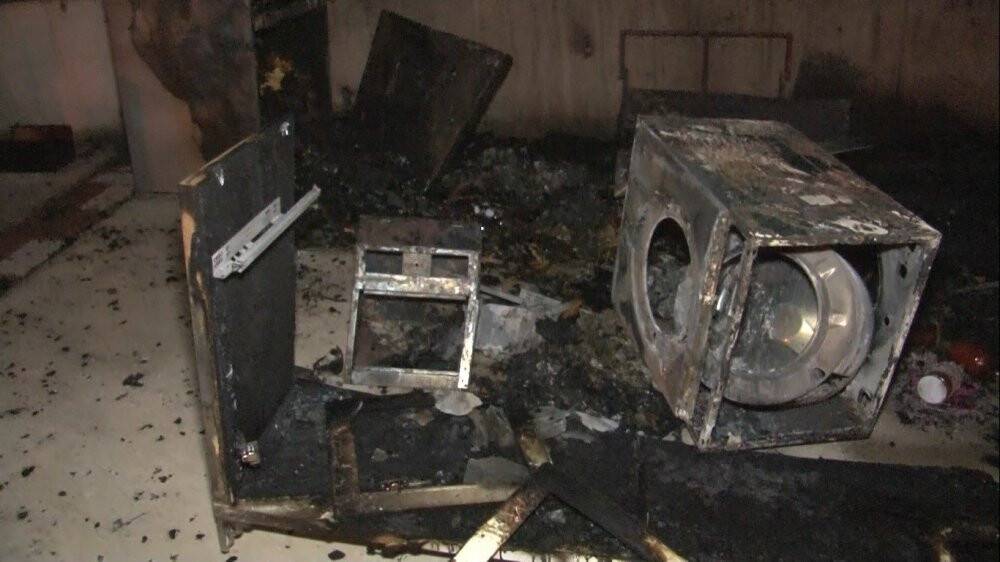 İşten çıkarılan apartman görevlisi bütün eşyalarını yaktı