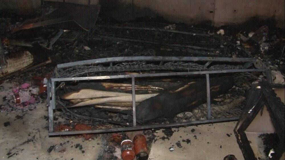 İşten çıkarılan apartman görevlisi bütün eşyalarını yaktı