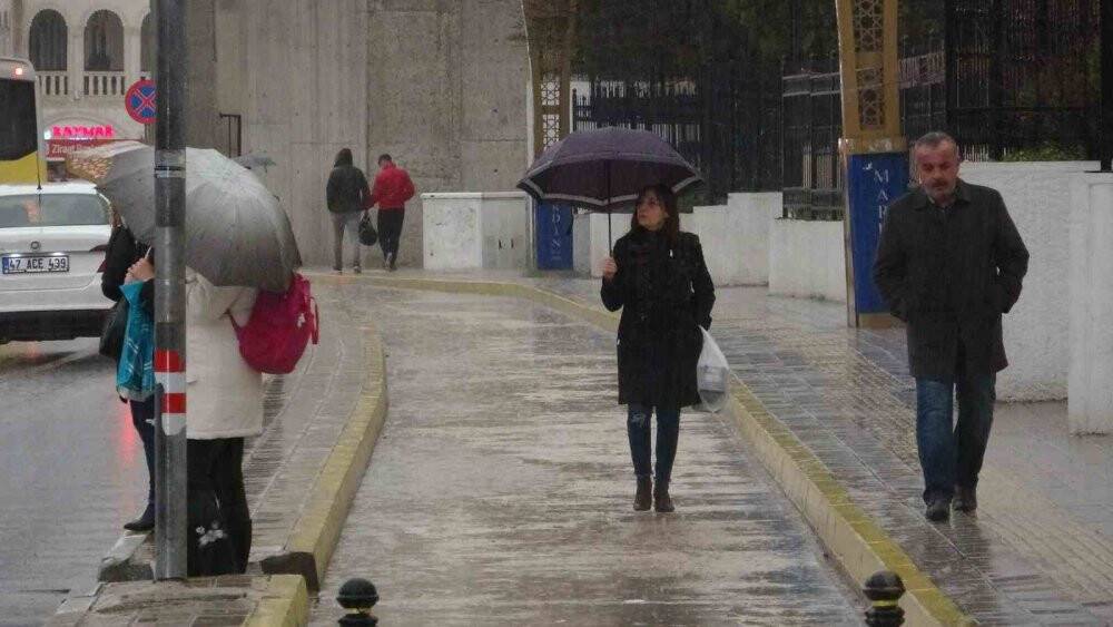 Sağanak yağışla birlikte gündüz geceye döndü