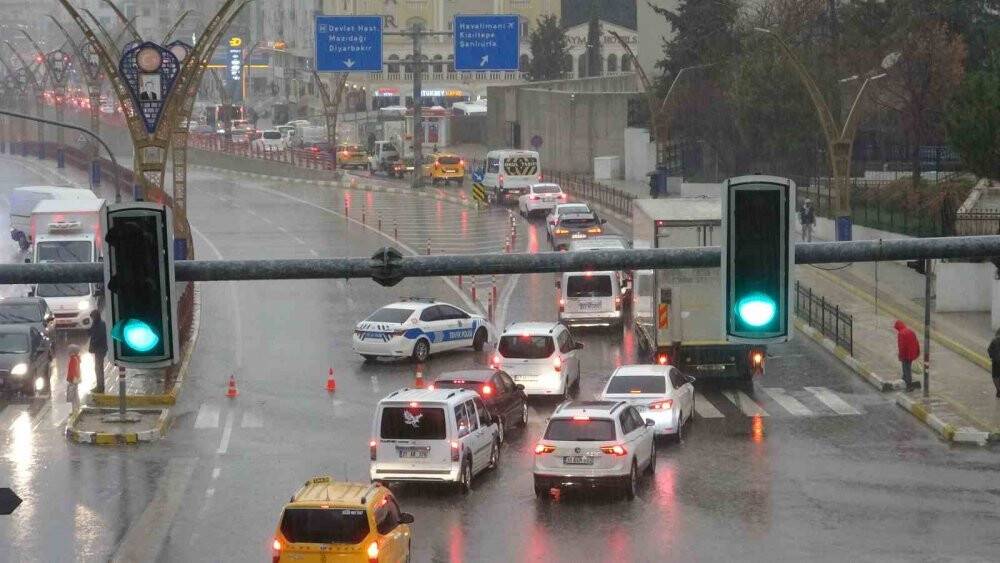Sağanak yağışla birlikte gündüz geceye döndü