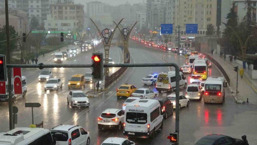 Sağanak yağışla birlikte gündüz geceye döndü