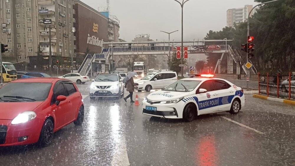 Sağanak yağışla birlikte gündüz geceye döndü