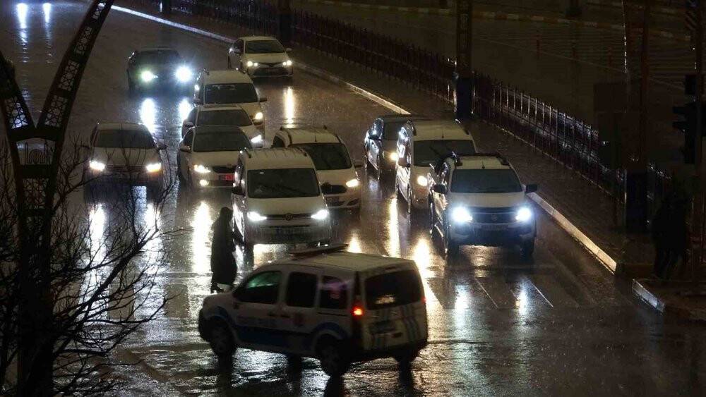 Sağanak yağışla birlikte gündüz geceye döndü