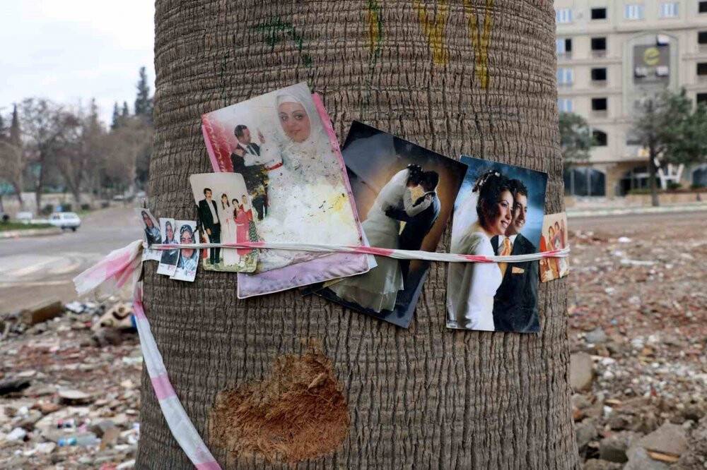 Enkazdan çıkan fotoğraflar ağaçlara bağlanıyor