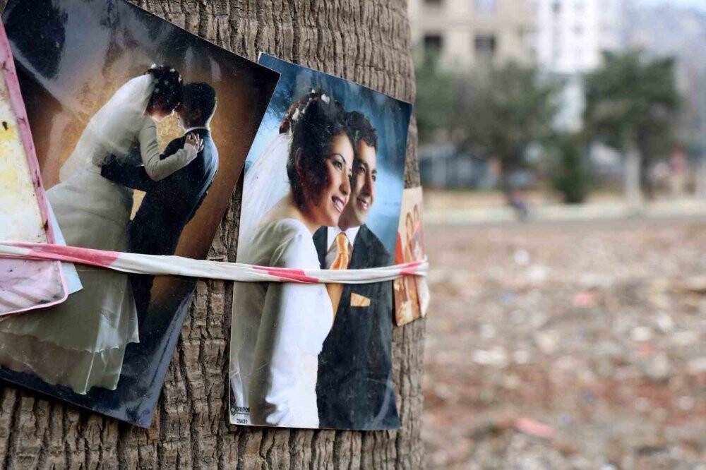 Enkazdan çıkan fotoğraflar ağaçlara bağlanıyor