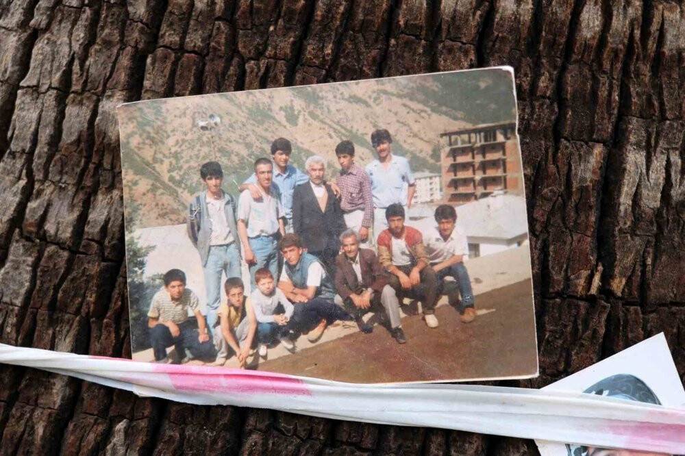 Enkazdan çıkan fotoğraflar ağaçlara bağlanıyor