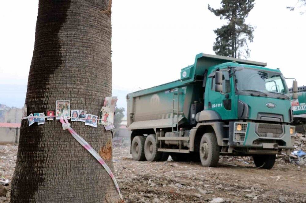 Enkazdan çıkan fotoğraflar ağaçlara bağlanıyor