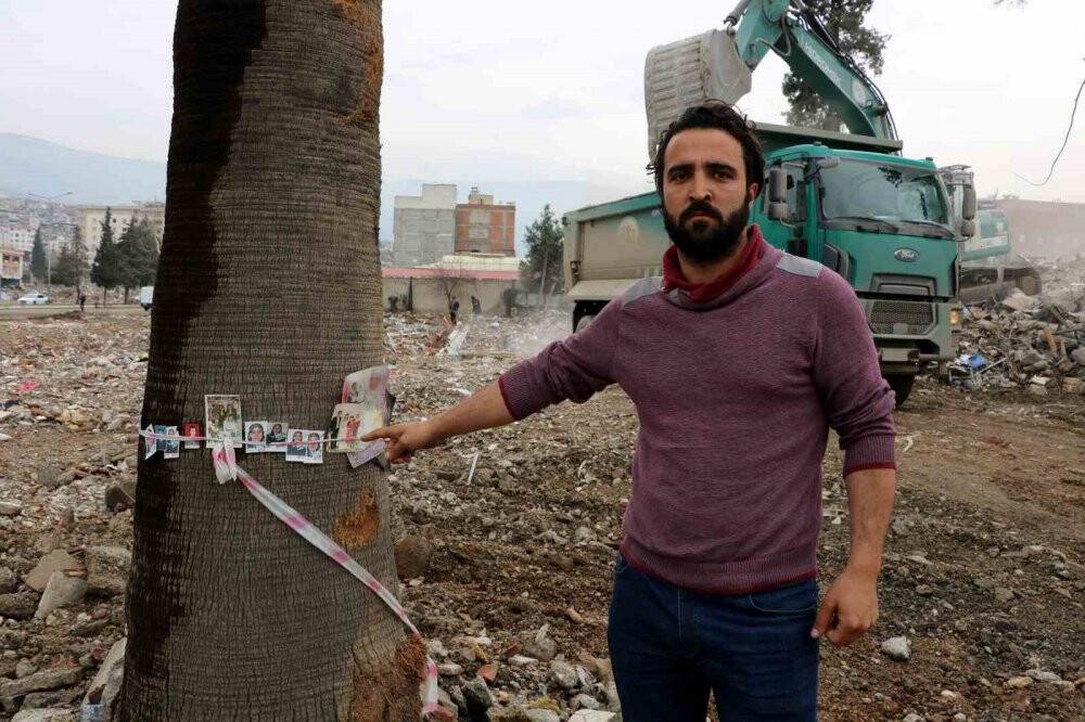 Enkazdan çıkan fotoğraflar ağaçlara bağlanıyor