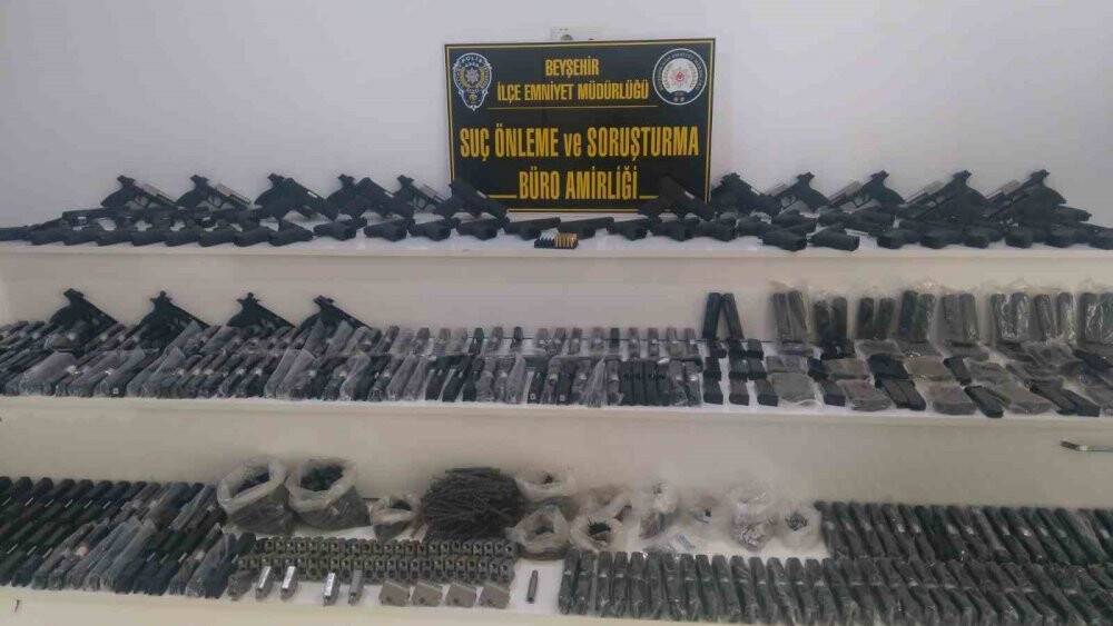 Konya'da silah kaçakçısının iş yerinden cephanelik çıktı