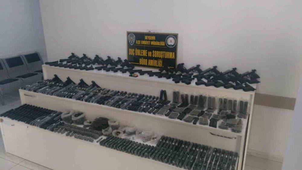 Konya'da silah kaçakçısının iş yerinden cephanelik çıktı