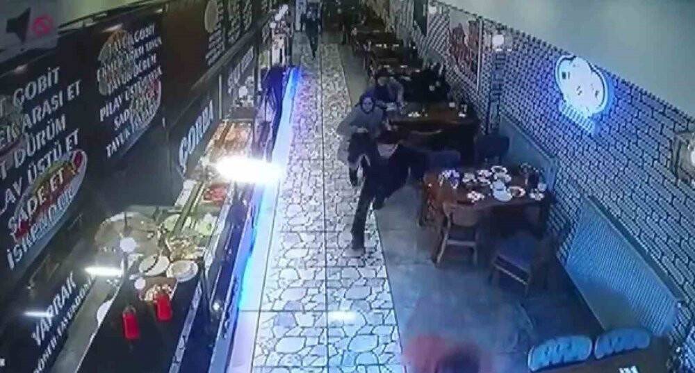 Lokantada depreme yakalandılar