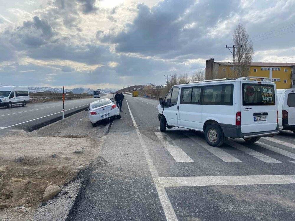 Otomobille minibüs çarpıştı