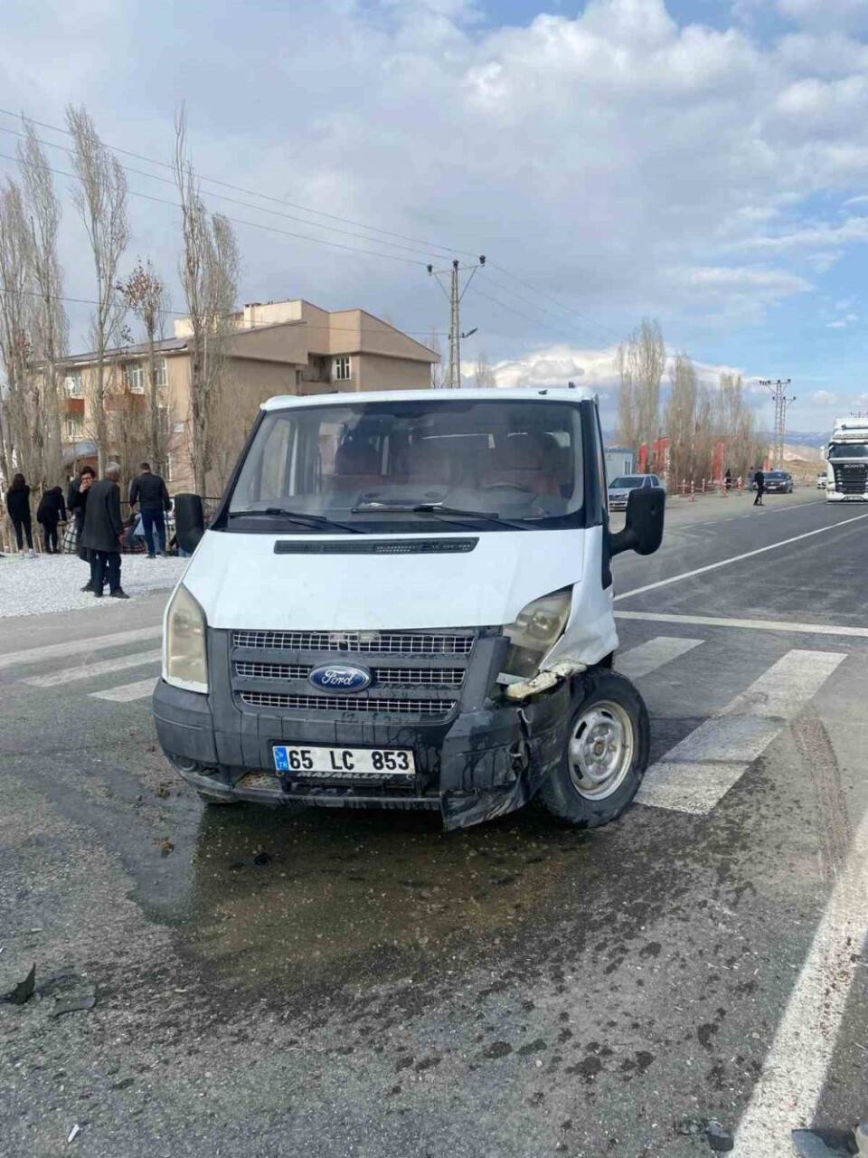 Otomobille minibüs çarpıştı