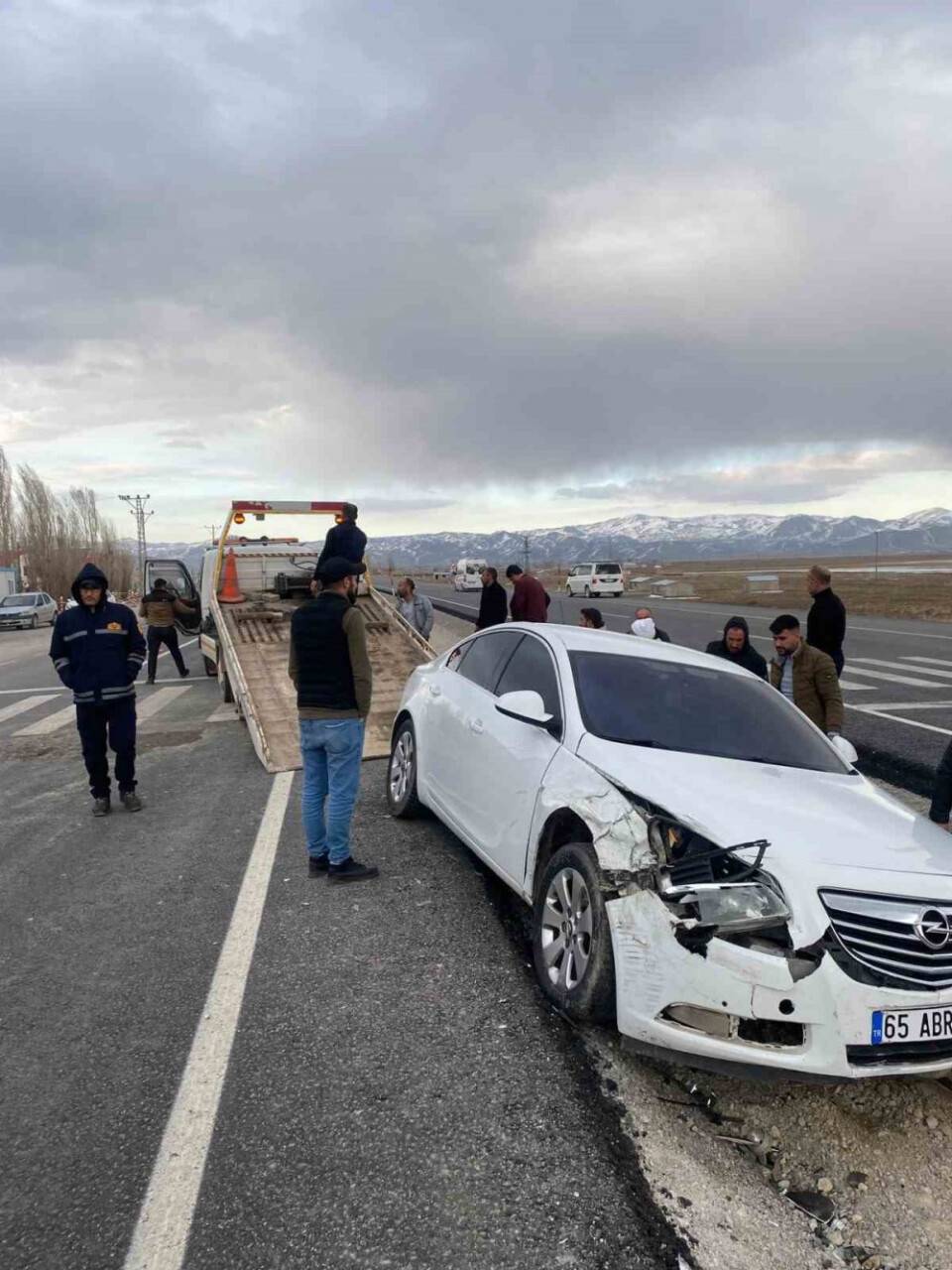 Otomobille minibüs çarpıştı
