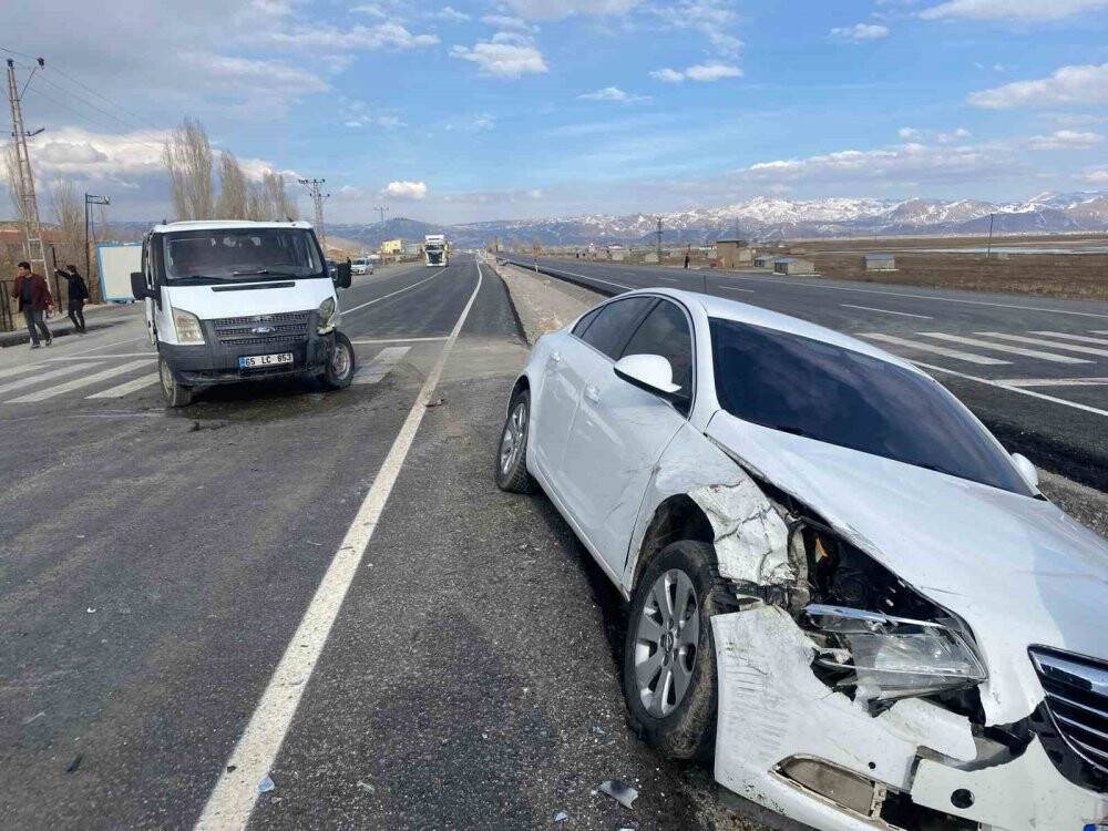 Otomobille minibüs çarpıştı