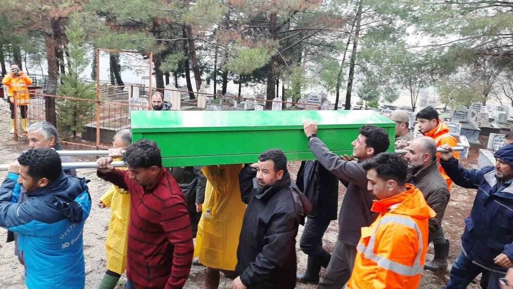 Selde hayatını kaybeden anne ile kızı toprağa verildi