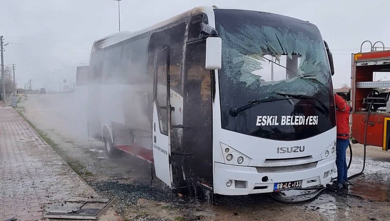 aa-20230317-30594918-30594917-aksarayda-seyir-halindeyken-alev-alan-midibuste-hasar-olustu.jpg