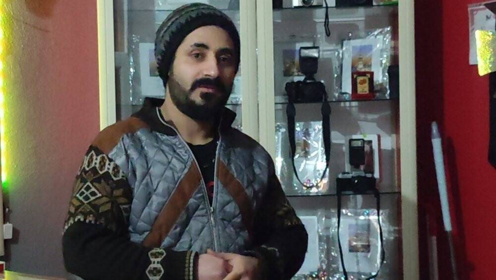 Bomba gibi patladı, dükkandan nasıl kaçacağını bilemedi