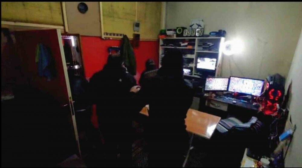 Bomba gibi patladı, dükkandan nasıl kaçacağını bilemedi