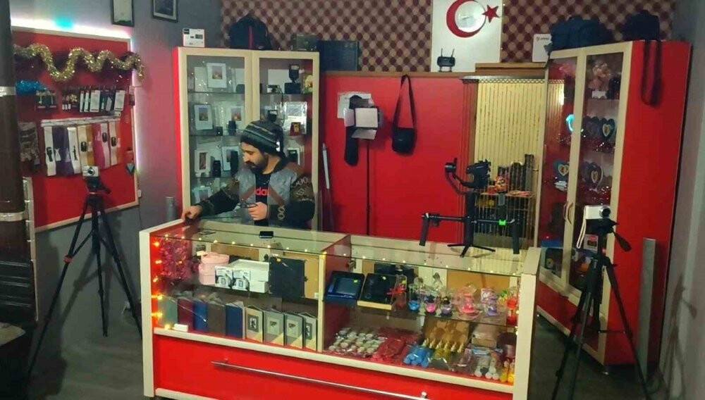 Bomba gibi patladı, dükkandan nasıl kaçacağını bilemedi