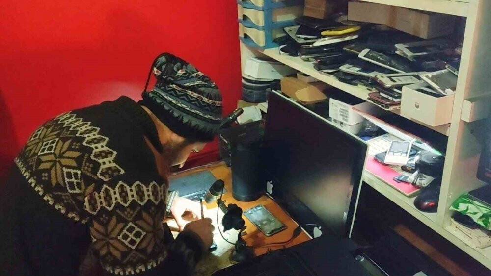 Bomba gibi patladı, dükkandan nasıl kaçacağını bilemedi