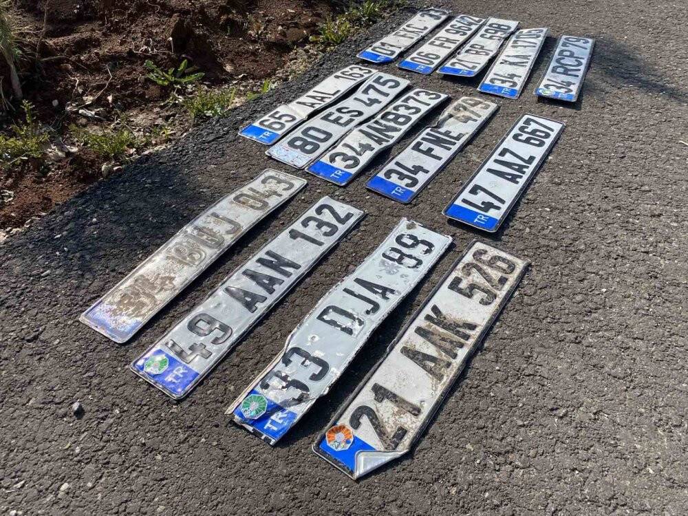 Sele kapılan plakalar sahiplerini bekliyor