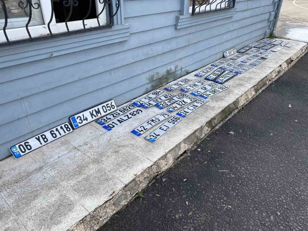 Sele kapılan plakalar sahiplerini bekliyor