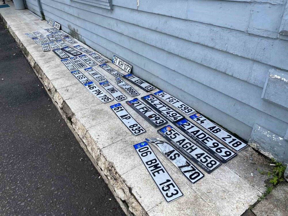 Sele kapılan plakalar sahiplerini bekliyor