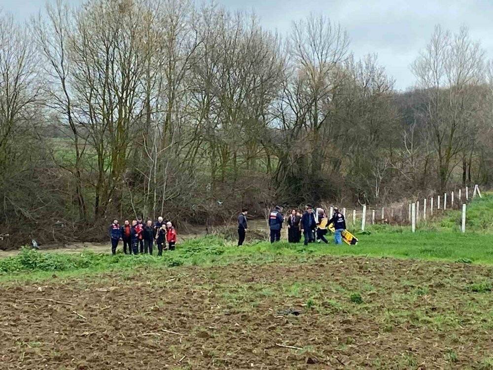 Kanala uçan araç suya gömüldü