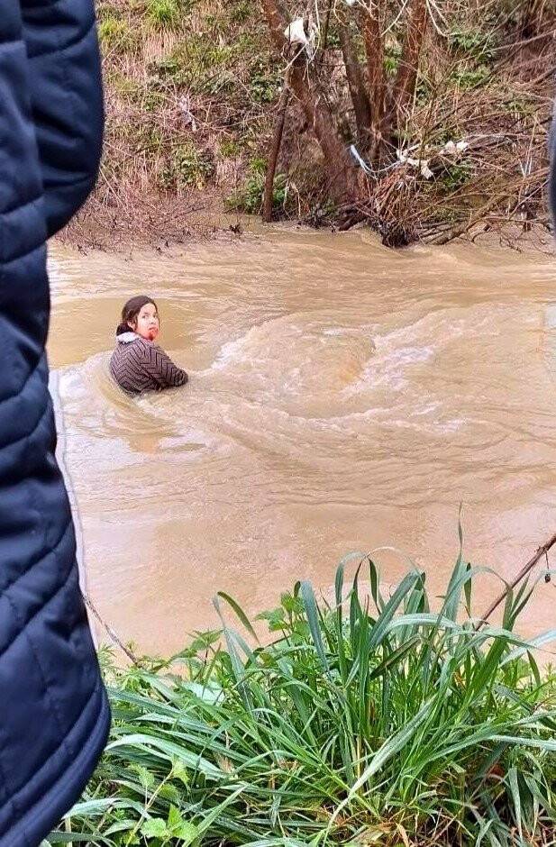 Kanala uçan araç suya gömüldü
