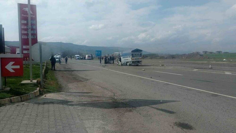 Otomobil ile pikab çarpıştı:6 yaralı