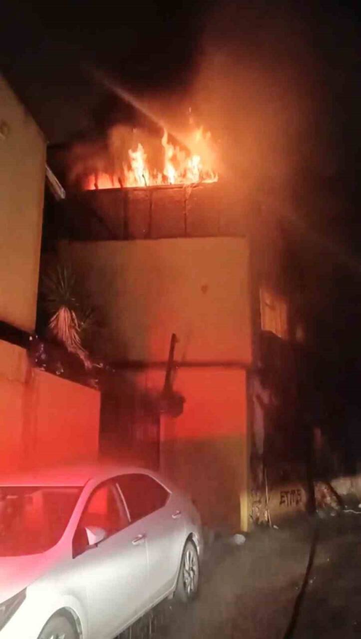 Tarihi binada korkutan yangın