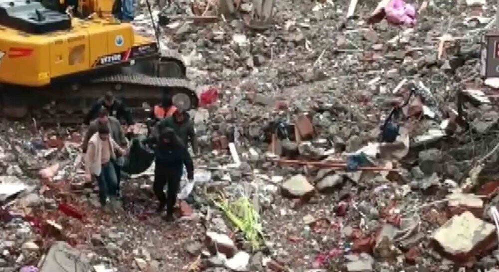 42 gün sonra enkazdan bir kişinin cansız bedeni çıkarıldı