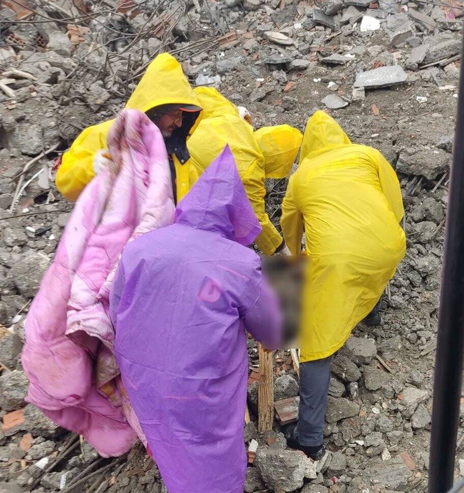 42 gün sonra enkazdan bir kişinin cansız bedeni çıkarıldı